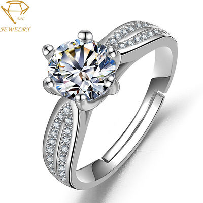 立方ジルコニアの銀製のダイヤモンドの婚約指輪の光沢があるポーランド語