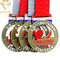 リボンが付いている旧式な金属のトロフィ選手権メダル