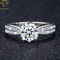 立方ジルコニアの銀製のダイヤモンドの婚約指輪の光沢があるポーランド語