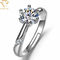 女性のための銀製のダイヤモンドの結婚指輪の彫版を置くことを舗装しなさい